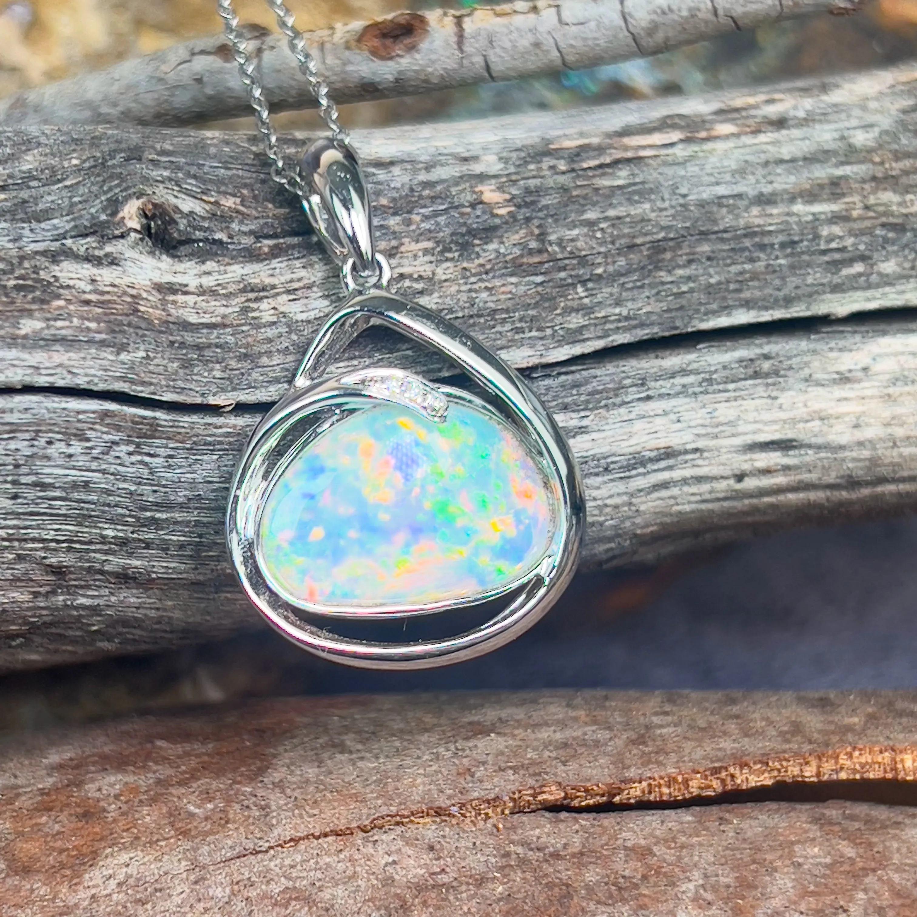 18kt White Gold pendant with one 2.3ct Crystal Opal