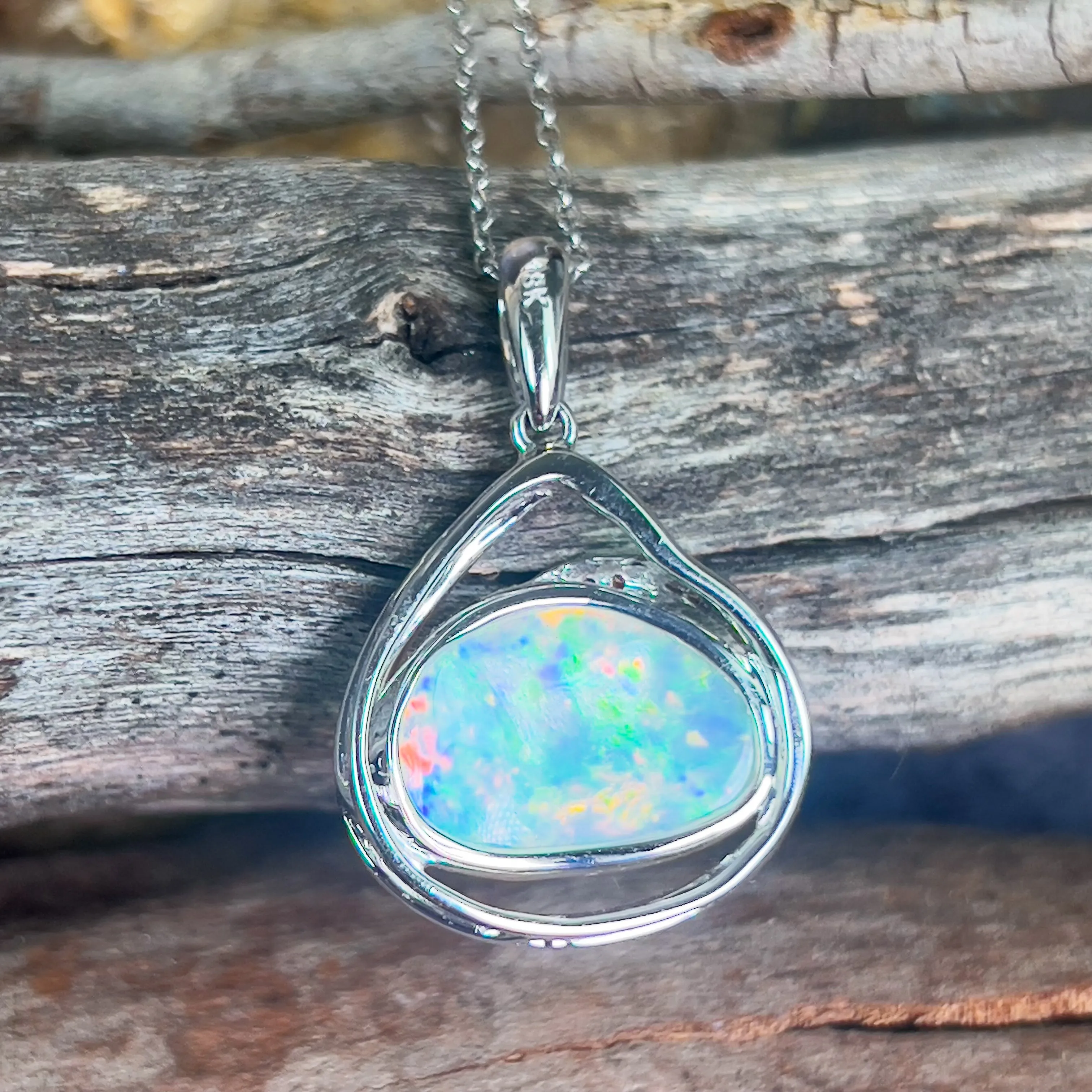 18kt White Gold pendant with one 2.3ct Crystal Opal